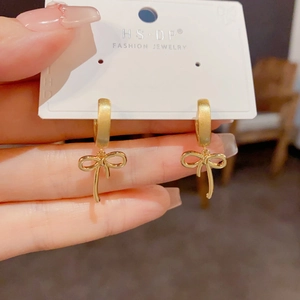 Vintage Ohrringe in gebürstetem Gold mit poliertem Schleifen-Anhänger für Damen