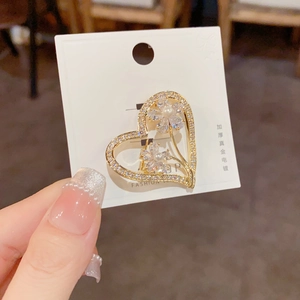 Luxury heart floral brooch with cubic zirconia crystals and pearls in gold finish