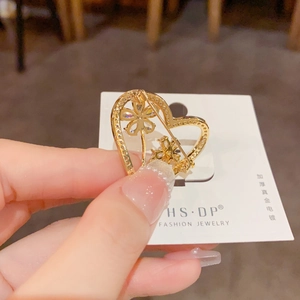 Exquisite gold-plated heart brooch with zircon flowers and secure pin back detail