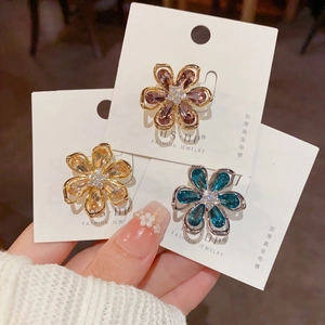 Broche Fleur Vintage en Cristal Pour Femmes Cuivre Plaqué Or 14K Pétale Ajouré Strass Bijoux Élégants Mariage Fête