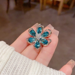 Vue détaillée de la bague fleur en argent avec pierres bleues et centre en cristal