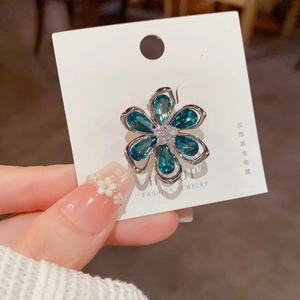 Broche fleur élégante plaquée or avec cristaux bleu foncé et diamants blancs étincelants