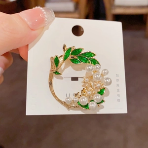 Elegant Gardenia Flower Wreath Brooch For Women 14K Gold Plated Copper With Faux Artificial Pearl And Enamel Leaf Fashion Suit Accessory