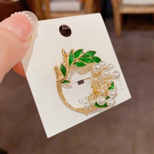 Floral circular brooch with green enamel leaves and white pearls on gold base