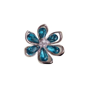Broche vintage avec pétales de fleurs en cristal bleu clair et finition argentée