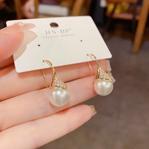 Elegantes pendientes colgantes dorados con perlas blancas y acentos de circón brillante