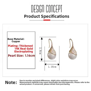 Detalle de pendientes chapados en oro de 14K con circonita rombo y perla de 1,16 cm