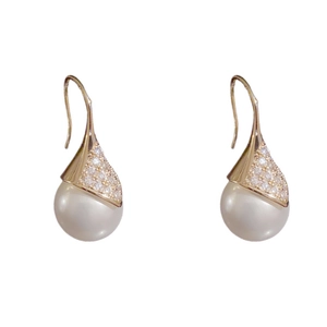 Elegantes pendientes dorados con forma de rombo con diamantes y colgantes de perlas blancas