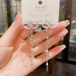 Pendientes largos con flecos de estilo francés con flor de resina y perlas