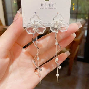 Primer plano de pendientes de borla larga con pétalos transparentes y agujas de plata S925