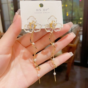 Pendientes largos de borla con pétalos transparentes y perlas blancas de imitación