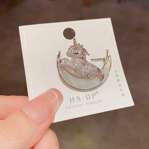 Élégante broche licorne et croissant de lune en argent avec zircons brillants