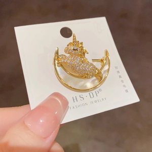 Broche licorne et lune exquise en or avec nacre blanche et zircons étincelants