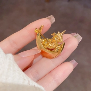 Broche licorne et croissant de lune stéréoscopique avec finition métal doré