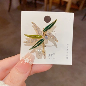 Détail d'une broche feuille de bambou avec émail vert, zircons et perle blanche