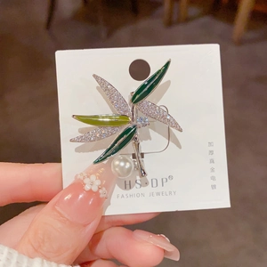 Broche en feuille de bambou avec émail vert, zircon blanc et décoration en perle unique