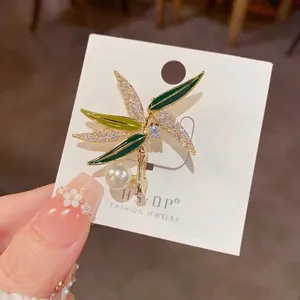Broche bambou vintage tenue à la main avec émail vert, zircone cubique et perle blanche