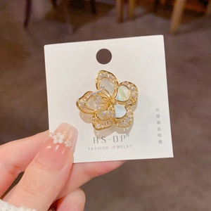 Broche fleur exquise plaquée or avec pétales en nacre et zircons brillants de luxe