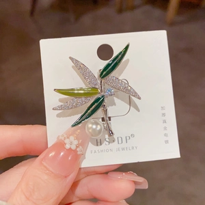 Broche feuille de bambou argentée avec émail vert, zircons et perle blanche