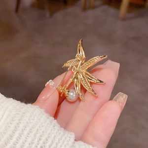 Élégante broche feuille d'or avec perle blanche de style chinois vintage pour femme