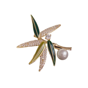 Broche feuille de bambou en émail vert avec oxydes de zirconium et perle élégante