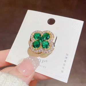 Exquisite gold-plated rotating four-leaf clover brooch with emerald green stones