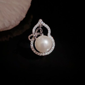 Eleganter silberner Kürbis-Brosche mit einer großen weißen Perle und Diamanten