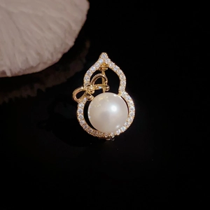 Eleganter hohler Perlen-Flachkürbis-Brosche mit funkelnden Diamanten auf schwarzem Grund