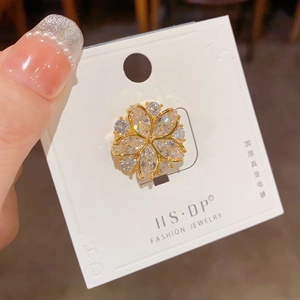 Luxus Blumenbrosche mit Zirkonia-Mikropavé und Goldplattierung auf Markenkarte