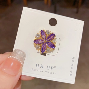 Details einer lila Zirkon-Blumenbrosche mit dicker Echtgoldbeschichtung