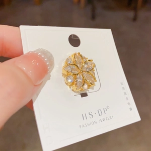Eleganter vergoldeter Blumen-Anstecker mit Zirkonia-Mikropflaster auf weißer Displaykarte
