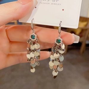 Silberne Ohrhänger mit grünem Edelstein und Metall-Pailletten-Quasten für Damen