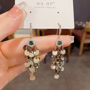 Lange silberne Fransenohrringe mit grünem Zirkonia-Blumenstecker und Metallpailletten