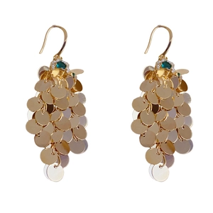 Elegante goldene Quastenohrringe mit kaskadierenden Pailletten und grünem Zirkonia-Haken