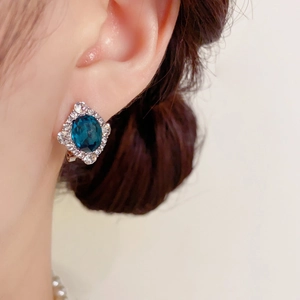 Boucle d'oreille vintage en cristal bleu ovale avec bordure en diamants brillants