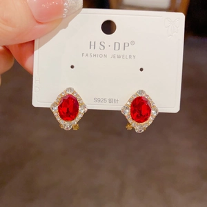 Gros plan détaillé de boucles d'oreilles rétro en rubis rouge avec tiges en argent S925