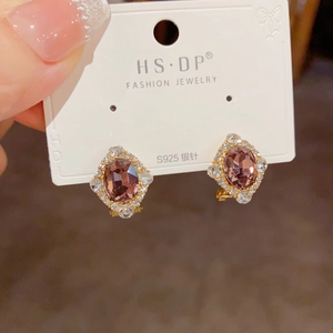 Détail de boucles d'oreilles cristal ovale violet avec halo de diamants sur tige argent