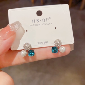 Detail von quadratischen blauen Edelsteinohrringen mit Perle und S925 Silber Nadel