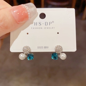 Detailansicht der S925 Silberstecker mit blauem Kristall, Perle und Zirkonia