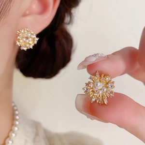 Exquisite pearl and zircon sunflower stud earrings with gold plating for women