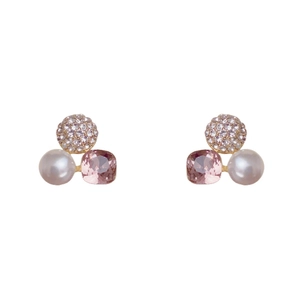 Elegante Goldohrringe mit Kristallen, weißen Perlen und rosa quadratischen Steinen
