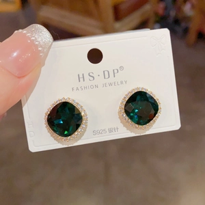 Détail de boucles d'oreilles halo carrées en argent S925 avec zircon vert