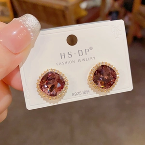 Vue détaillée des boucles d'oreilles carrées en cristal violet avec tige en argent S925