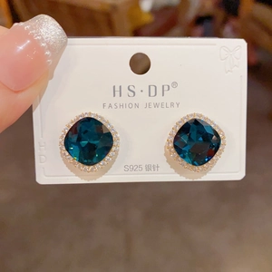Gros plan de boucles d'oreilles carrées en zircon bleu avec tiges en argent S925