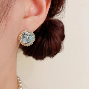 Élégantes boucles d'oreilles carrées en cristal bleu clair serties de dorure à l'oreille