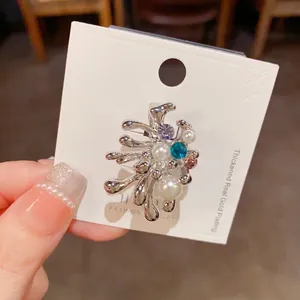 Broche élégante feu d'artifice en métal avec perles et strass colorés finition argent