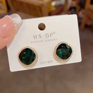 Détail de boucles d'oreilles en pierres vertes carrées avec aiguille en argent S925