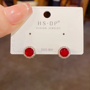 Boucles d'oreilles en argent S925 avec une gemme rouge entourée de zircons cubiques blancs