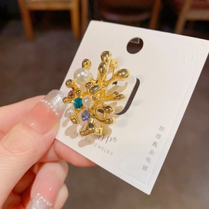 Broche feu d'artifice dorée artistique avec perles et gemmes sur carte cadeau