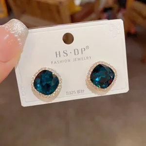 Détails de boucles d'oreilles carrées en cristal bleu marine avec tige en argent S925